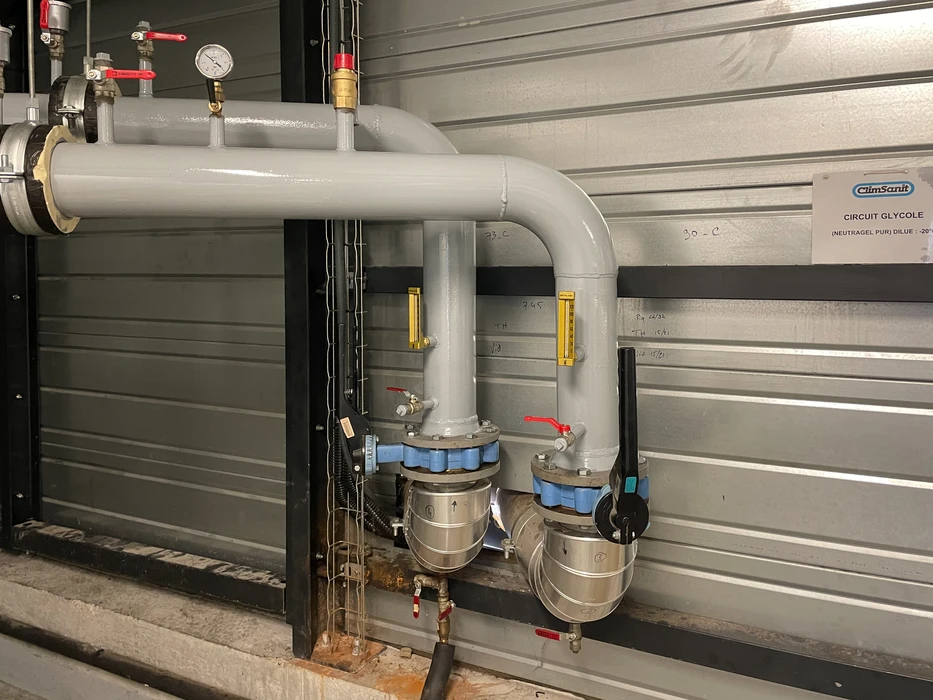 Intérieur industriel avec installation de tuyauterie glycolée