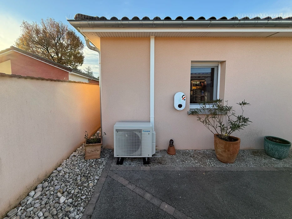 Extérieur résidentiel avec installation de climatisation