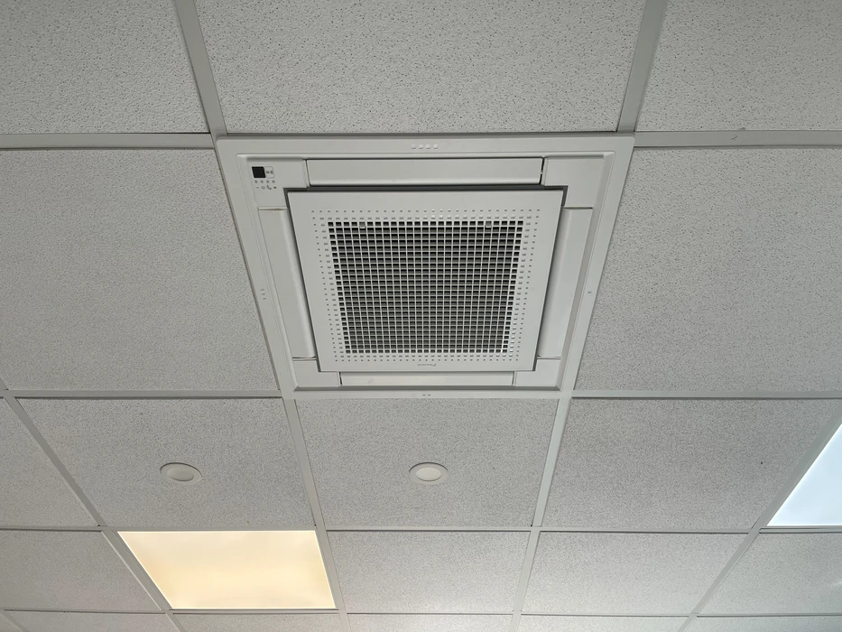 Intérieur de bureau avec plafond suspendu en dalles minérales blanches