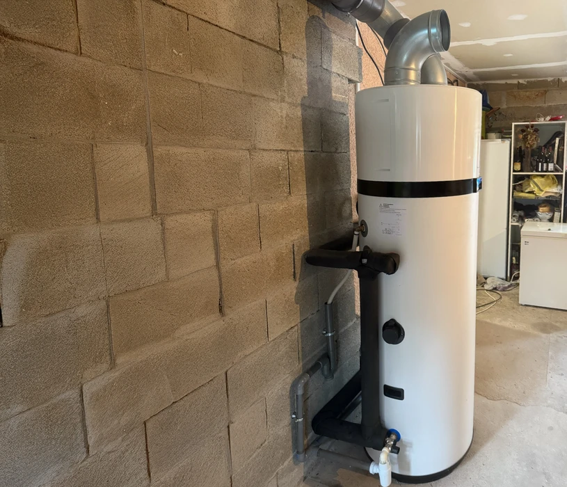 Intérieur d'un garage ou local technique avec murs en parpaings