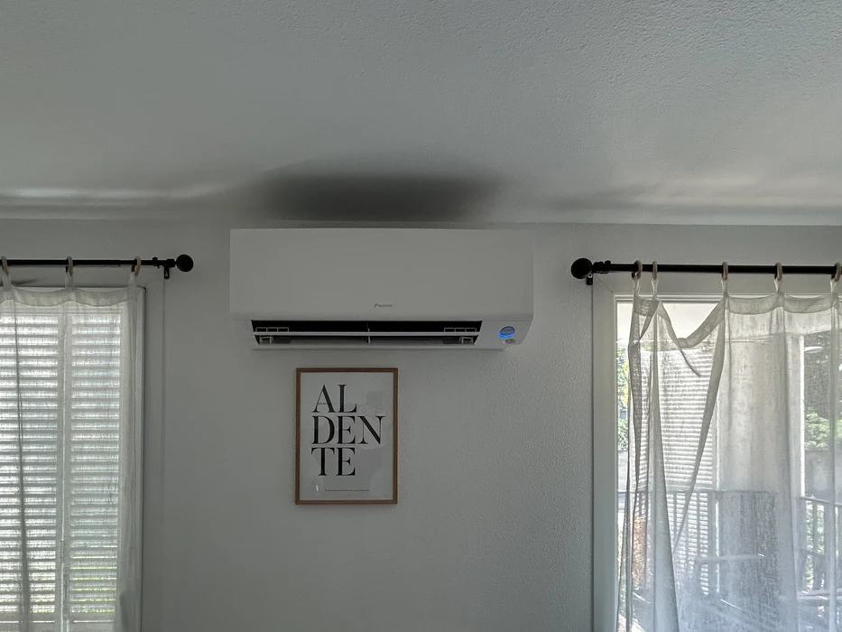 Intérieur résidentiel moderne avec climatisation murale installée