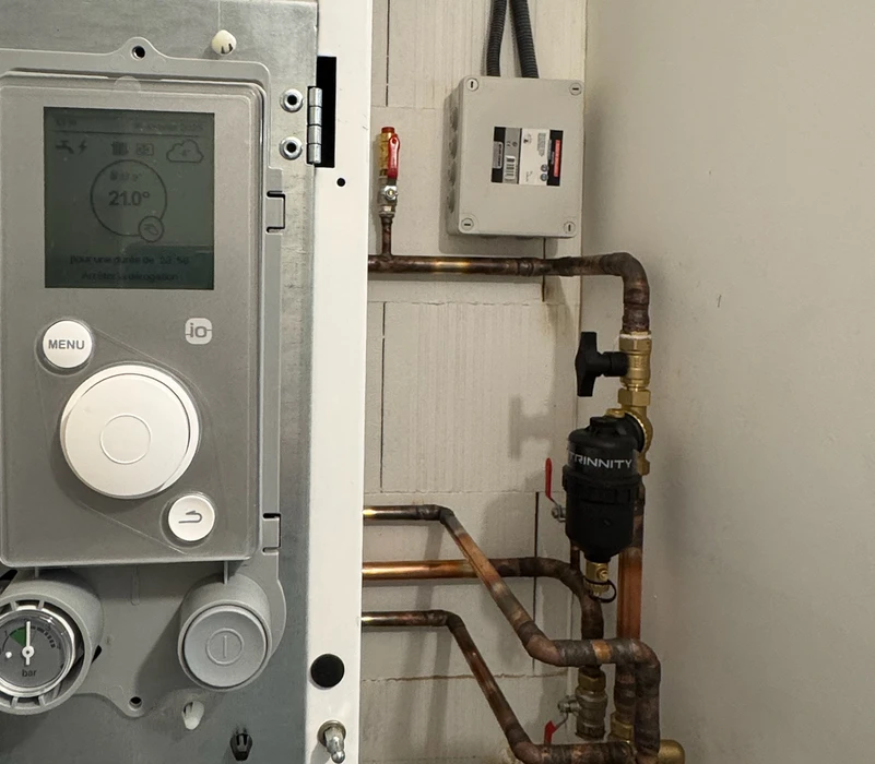 Intérieur technique avec système de chauffage moderne