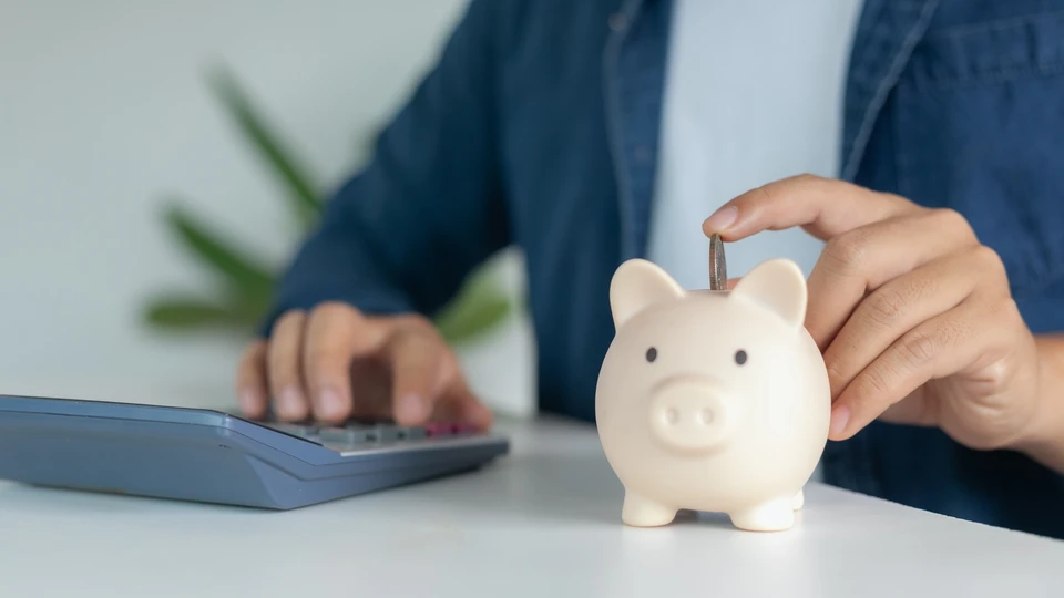 Bureau professionnel avec personne utilisant smartphone pour contr&ocirc;ler syst&egrave;me domotique