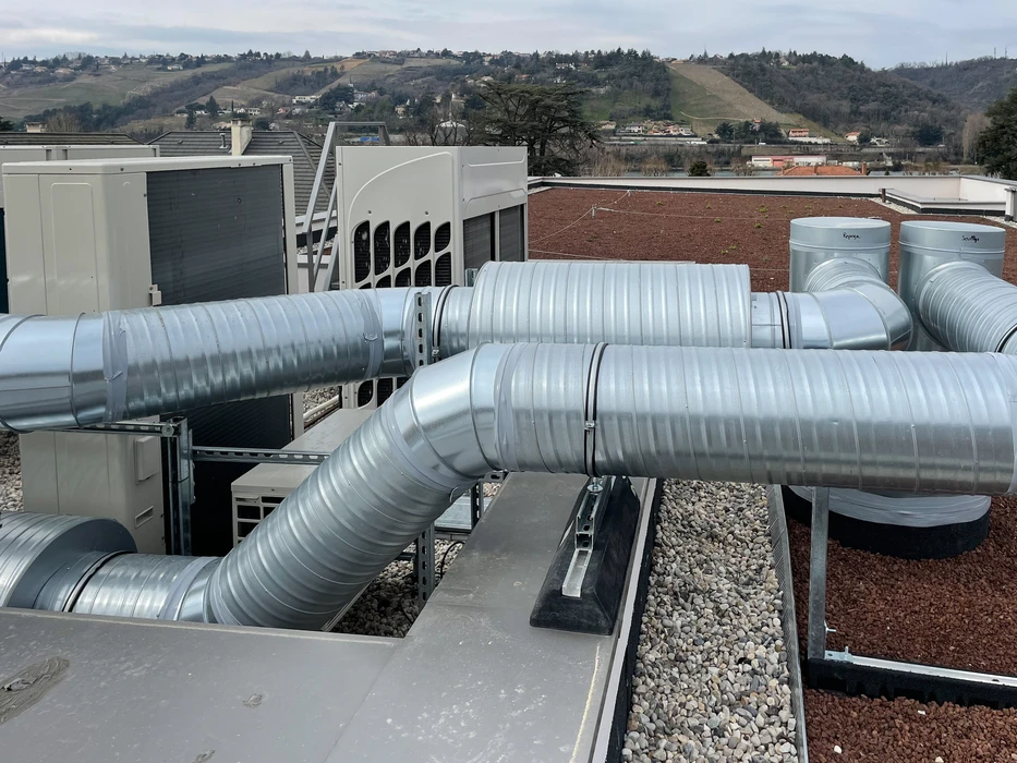 Salle de bain moderne avec baignoire encastrée, paroi de douche en verre, vasque noire sur meuble suspendu en bois