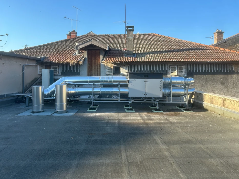 Salle de bain moderne avec douche à l'italienne ouverte, carrelage noir mat dans l'espace douche contrastant avec carrelage beige clair sur les murs