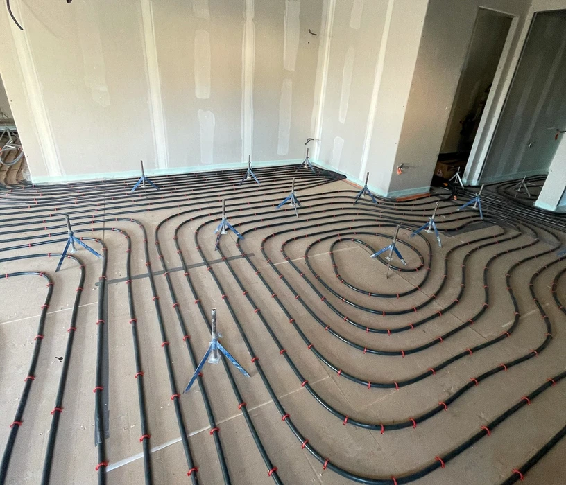 Salle de bain moderne avec douche à l'italienne ouverte, carrelage noir mat dans l'espace douche contrastant avec carrelage beige clair sur les murs