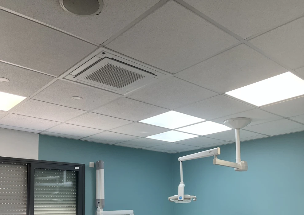 Salle de bain moderne avec douche à l'italienne ouverte, carrelage noir mat dans l'espace douche contrastant avec carrelage beige clair sur les murs