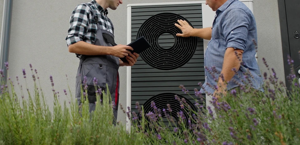 Homme ouvrant l'évent d'air du plafond pour remplacer le filtre à air HVAC sale