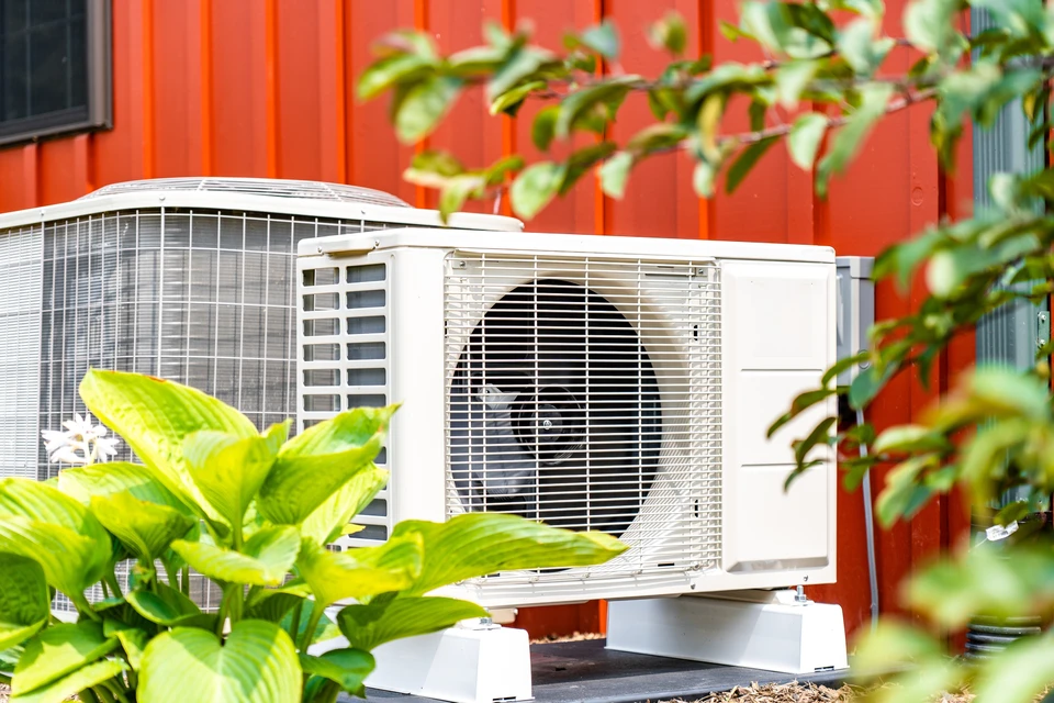 Un technicien utilise une caméra thermique infrarouge à écran couleur dans un compartiment moteur automobile