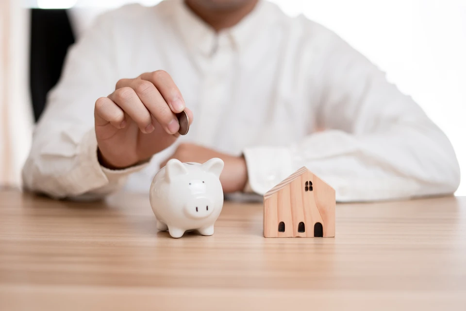 Deux pompes à chaleur extérieures efficaces placées devant la maison