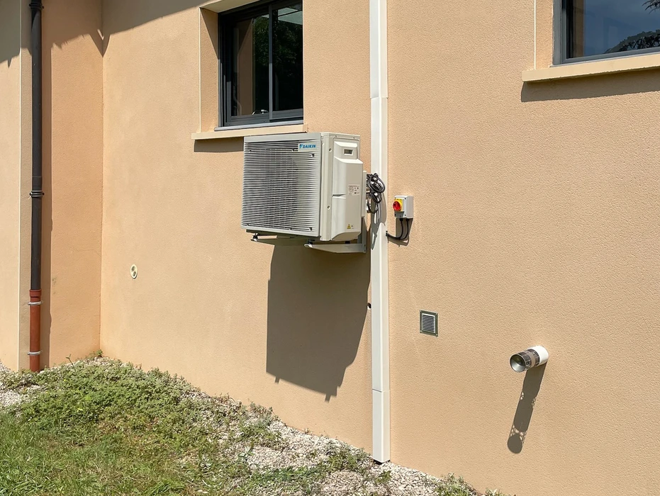 Intérieur d'un local technique résidentiel avec porte-fenêtre donnant sur jardin arboré