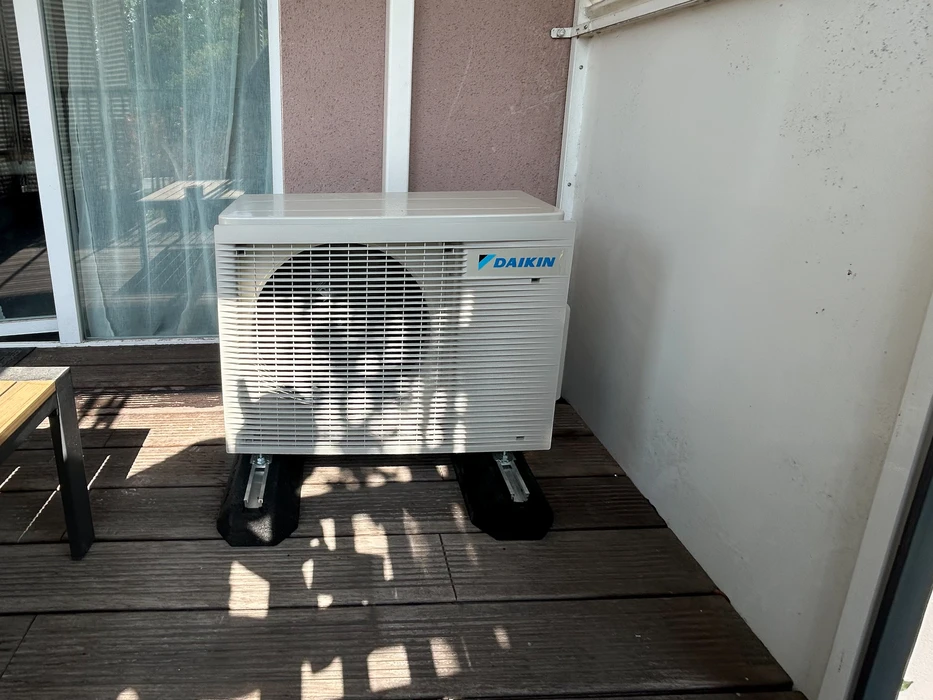 Installation extérieure de climatisation industrielle avec unités de condensation et ventilateurs sur terrasse ou toiture d'immeuble