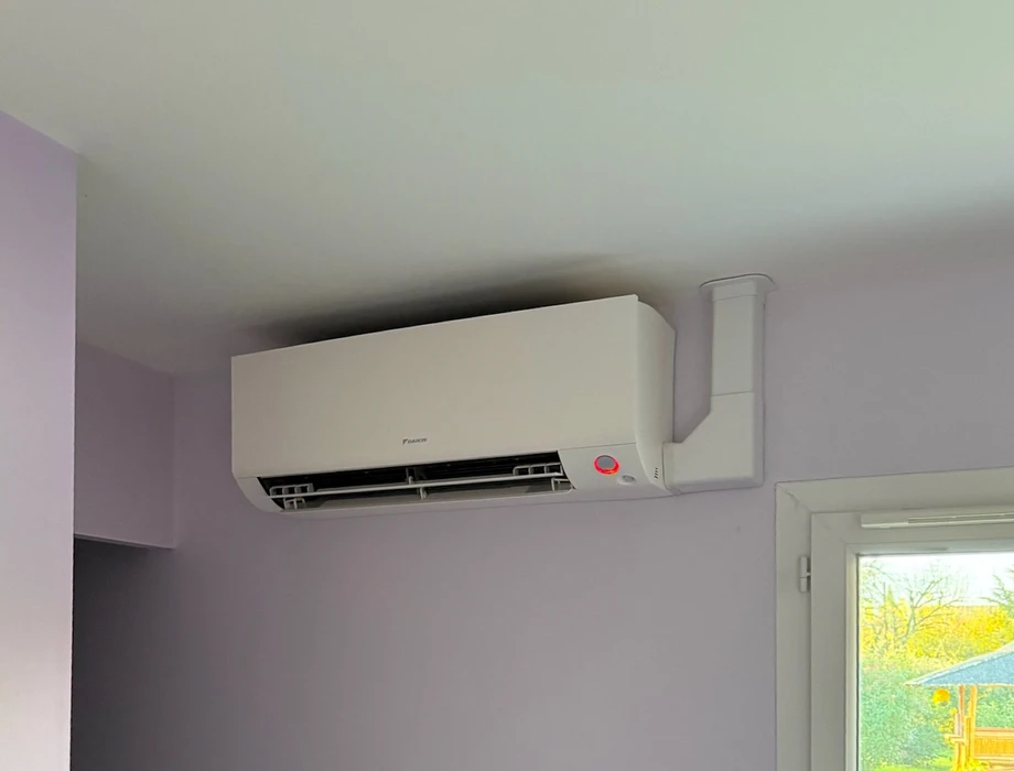 Installation de climatisation extérieure avec unités de condensation et équipements HVAC montés sur toit-terrasse