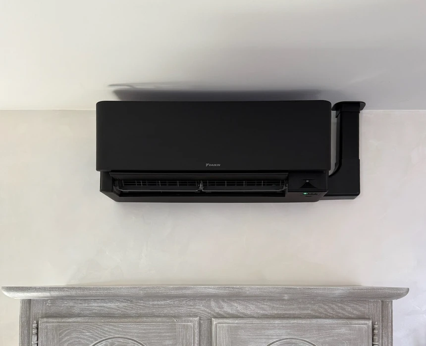 Plafond suspendu d'un bureau moderne avec murs blanc et vert