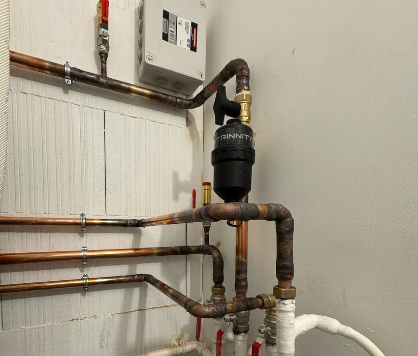 Intérieur technique avec système de chauffage moderne