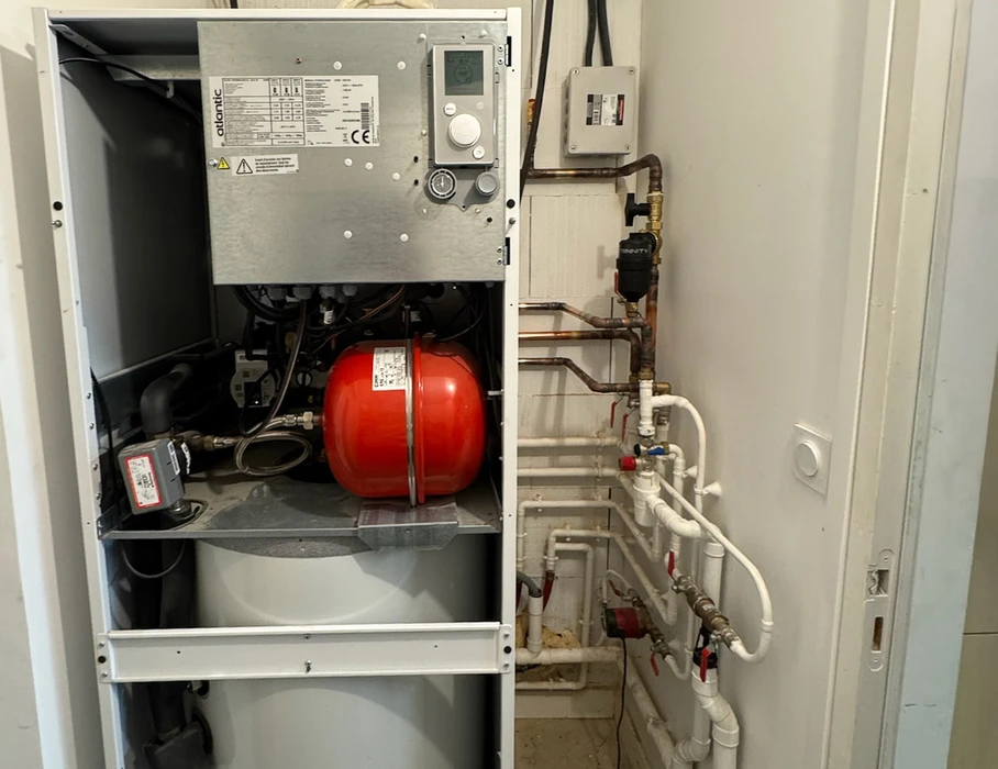 Intérieur technique avec système de chauffage moderne