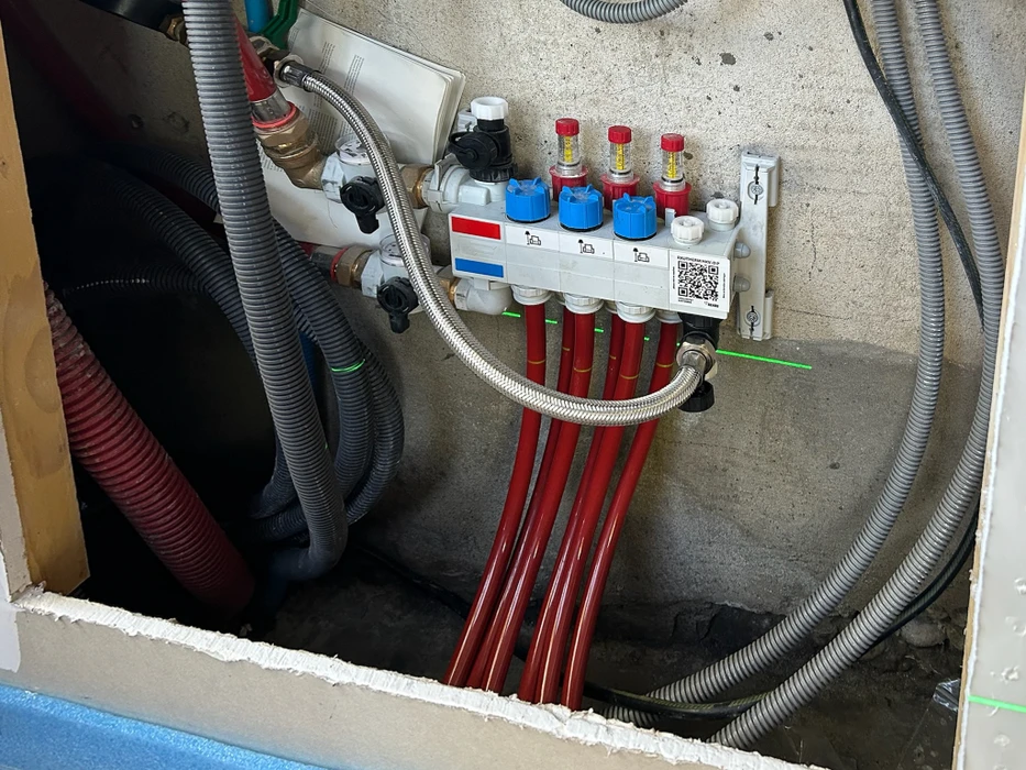 Intérieur technique avec système de chauffage moderne