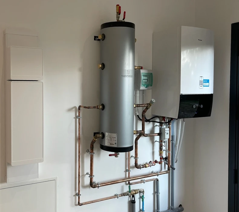 Intérieur technique avec système de chauffage moderne