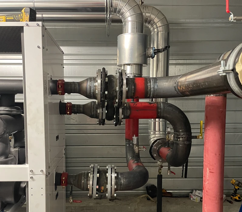 Intérieur technique avec système de chauffage moderne