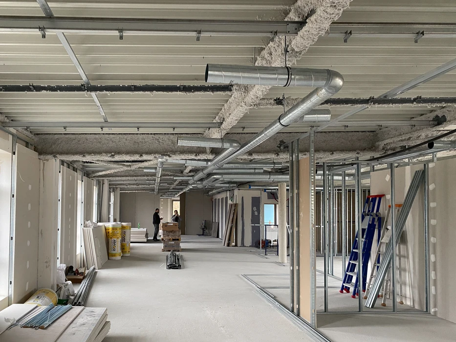 Salle des machines industrielle avec équipements HVAC