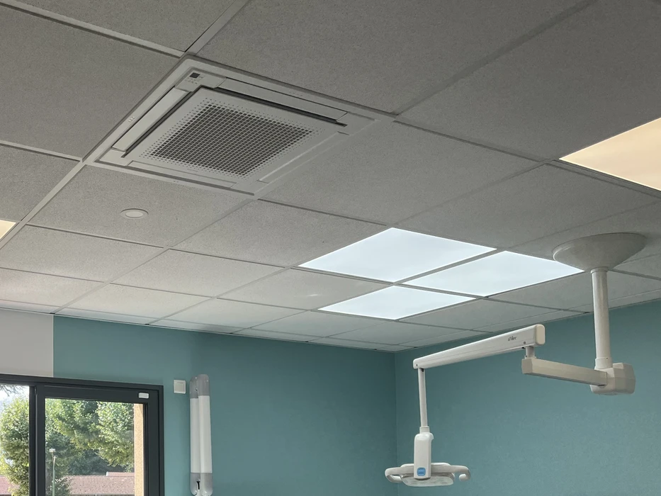 Installation de ventilation industrielle sur toiture-terrasse d'un bâtiment résidentiel