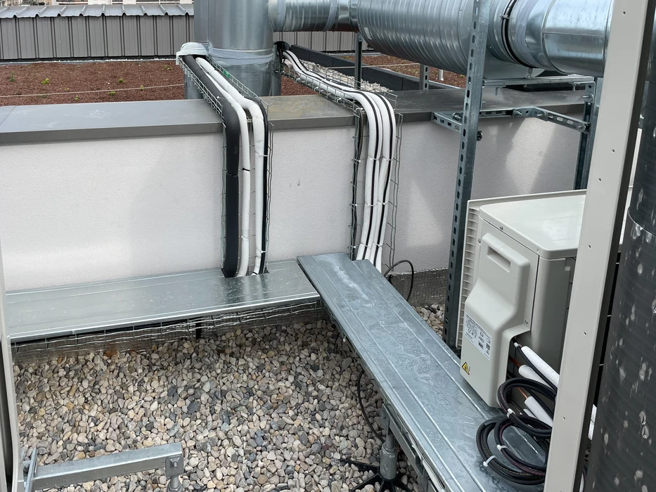 Intérieur de bureau avec plafond suspendu en dalles minérales blanches