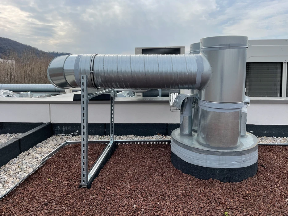 Salle des machines industrielle avec système de ventilation et climatisation