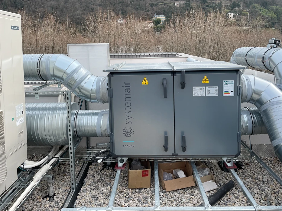 Installation de ventilation industrielle sur toiture-terrasse d'un bâtiment professionnel