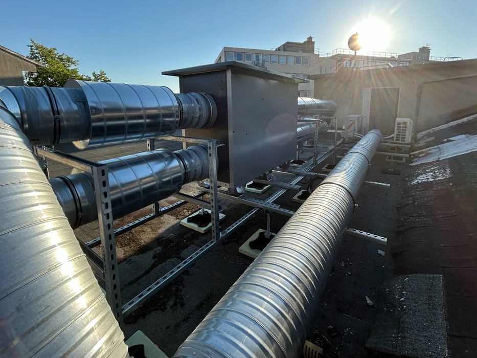 Intérieur de bureau avec plafond suspendu en dalles minérales blanches