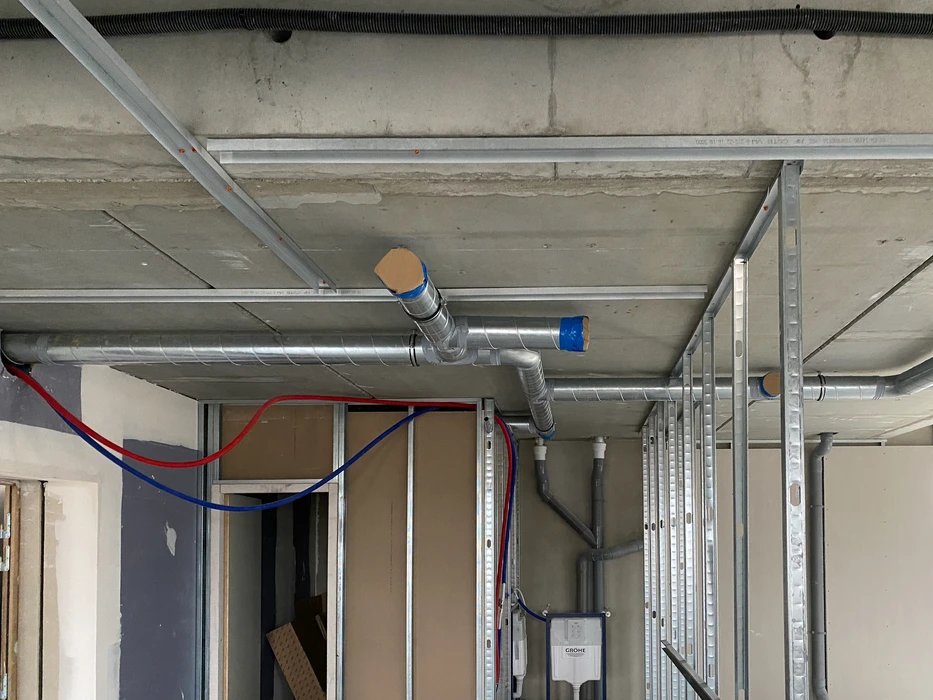 Intérieur de bureau avec plafond suspendu en dalles minérales blanches