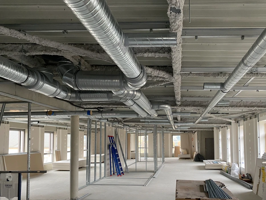 Intérieur de bureau avec plafond suspendu en dalles minérales blanches