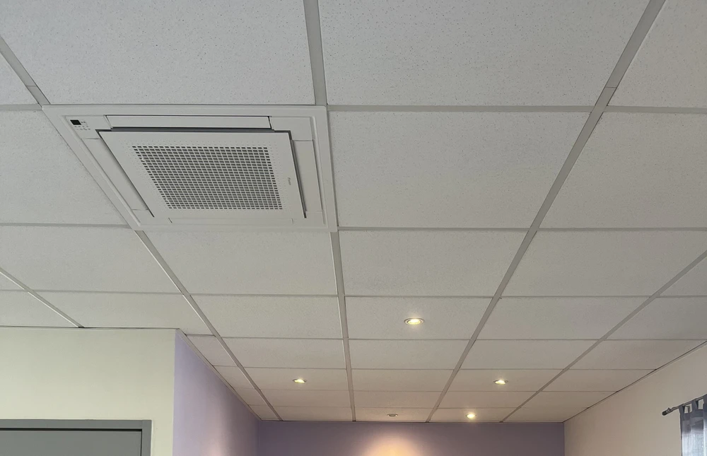 Intérieur de bureau avec plafond suspendu en dalles minérales blanches