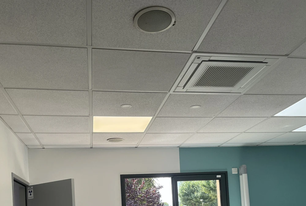 Intérieur de bureau avec plafond suspendu en dalles minérales blanches