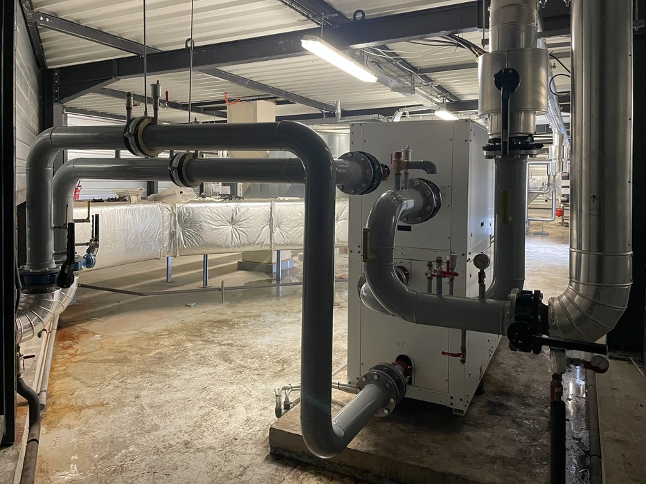 Intérieur de bâtiment en construction avec sol en béton