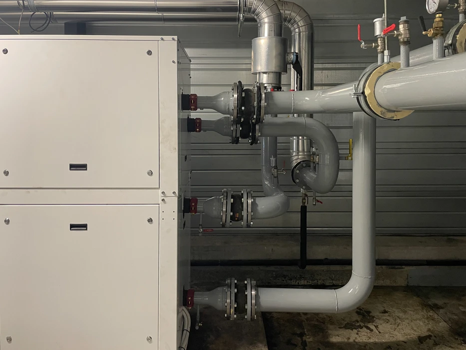 Intérieur industriel avec installation de tuyauterie glycolée