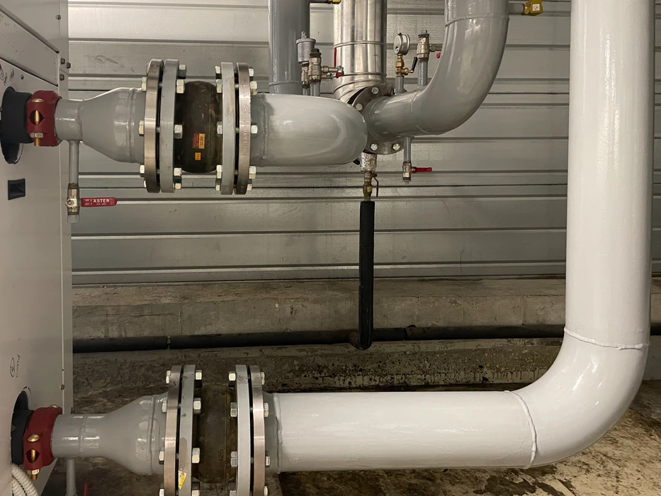 Intérieur industriel avec installation de tuyauterie glycolée