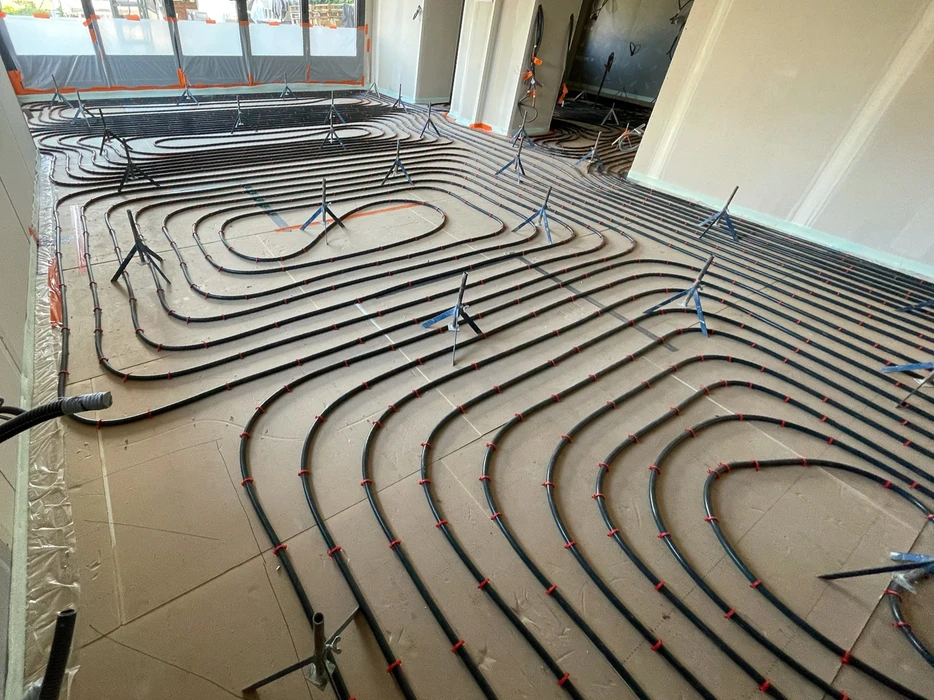 Salle de bain moderne avec baignoire encastrée, paroi de douche en verre, vasque noire sur meuble suspendu en bois