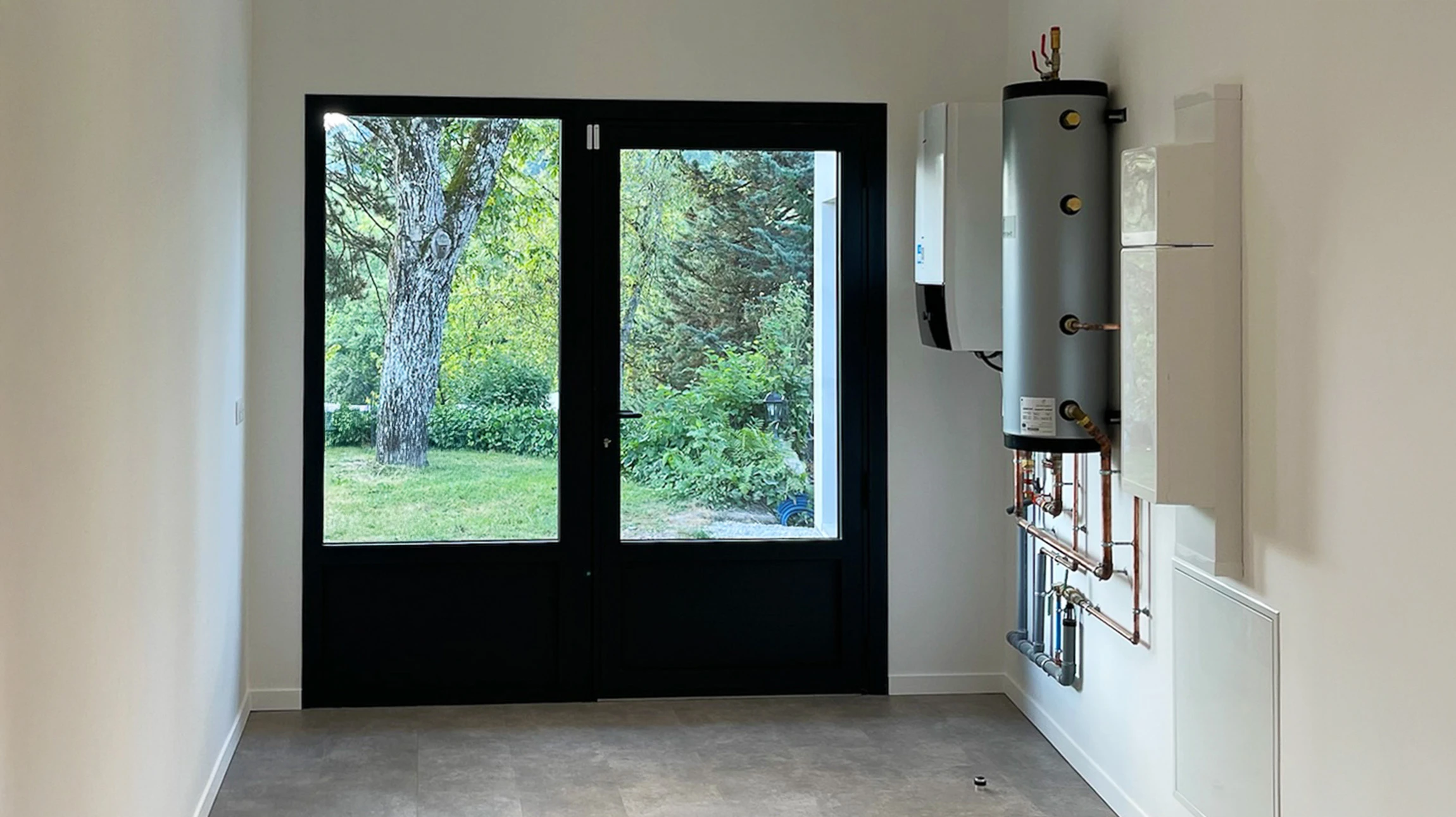 Intérieur résidentiel avec installation de chauffe-eau électrique mural blanc