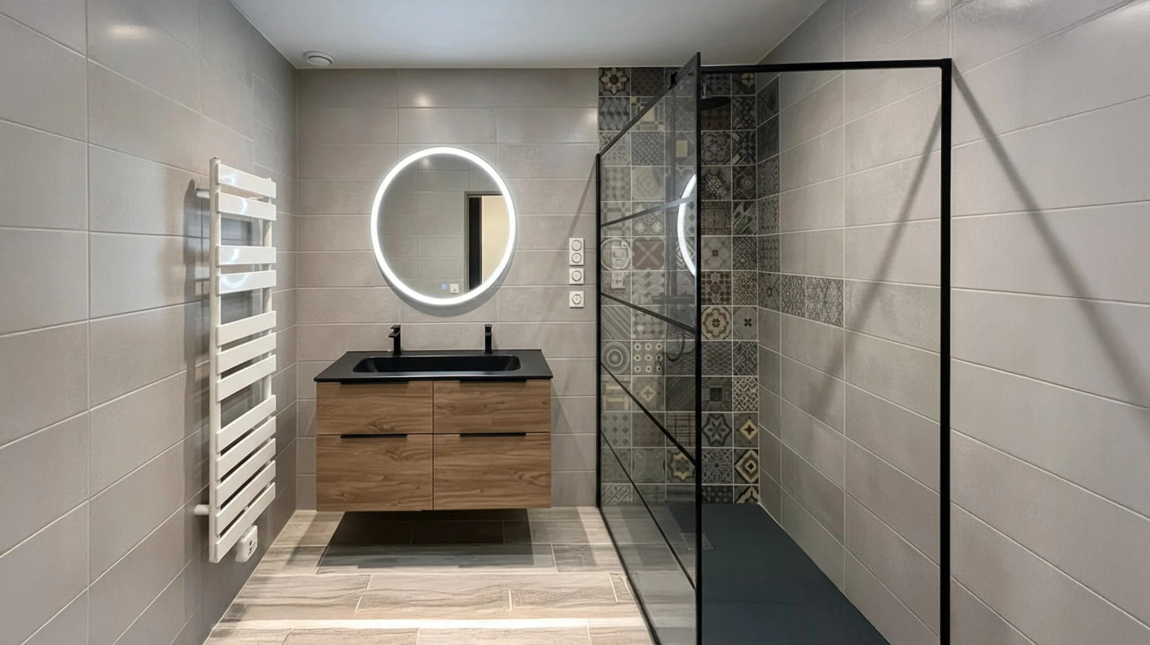 Le plombier s'attache &agrave; la chaudi&egrave;re &agrave; gaz de tuyau &agrave; l'aide d'une cl&eacute; r&eacute;glable