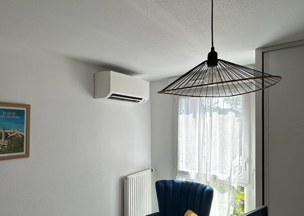 Plafond suspendu de bureau avec climatiseur cassette intégré et éclairage LED encastré