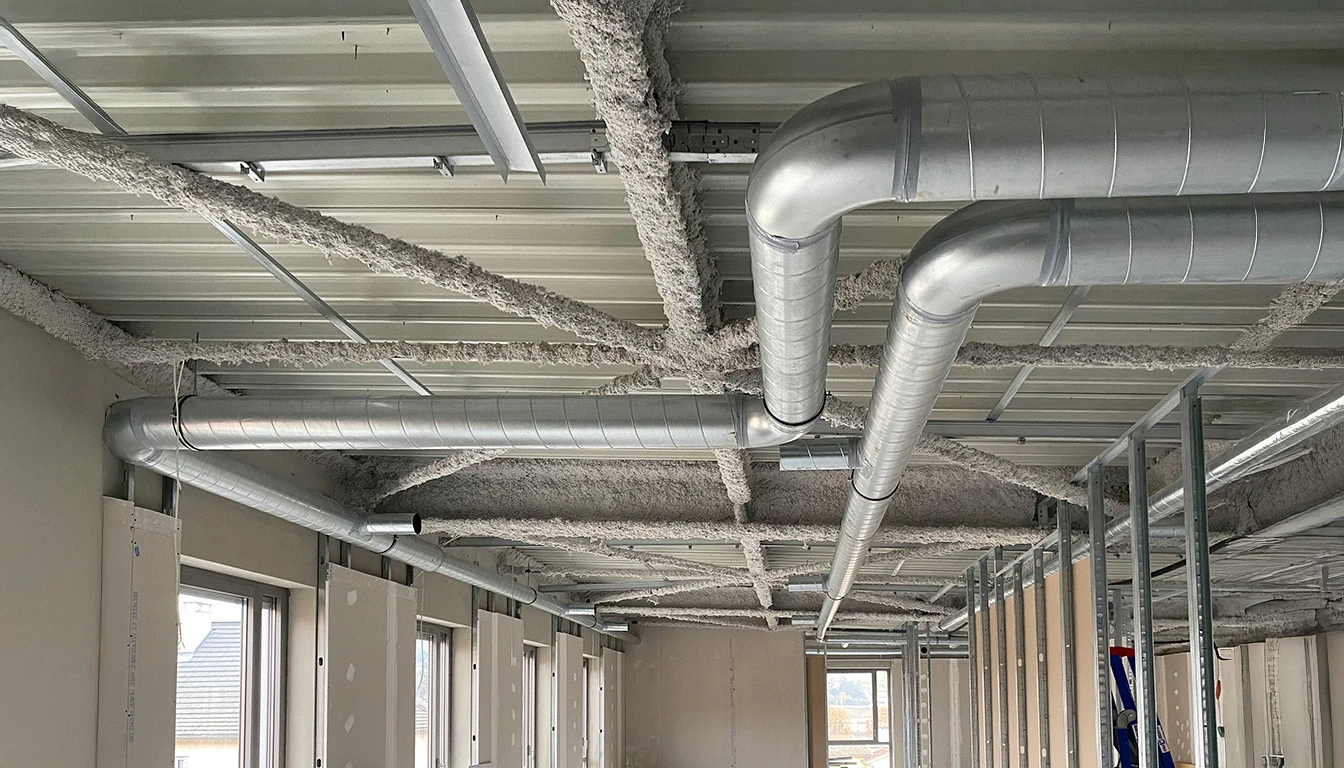 Scène extérieure d'un toit résidentiel avec conduit de ventilation métallique traversant la toiture